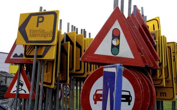 Jongens pikken verkeersborden voor in bierkeet