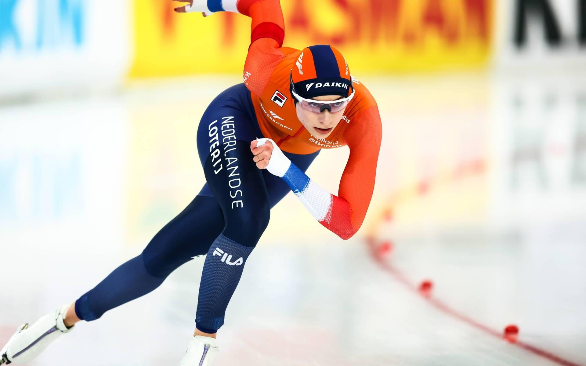 Schaatsster Femke Kok uit Nij Beets wint zilver op WK Sprint: ze verliest nipt van Jutta Leerdam