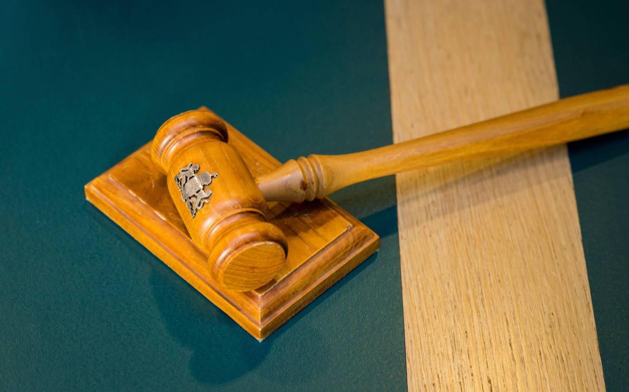 Bovenop de onvoorwaardelijke rijontzegging legde de rechtbank een voorwaardelijk rijverbod op van een jaar. Bovenop de onvoorwaardelijke rijontzegging legde de rechtbank een voorwaardelijk rijverbod op van een jaar.