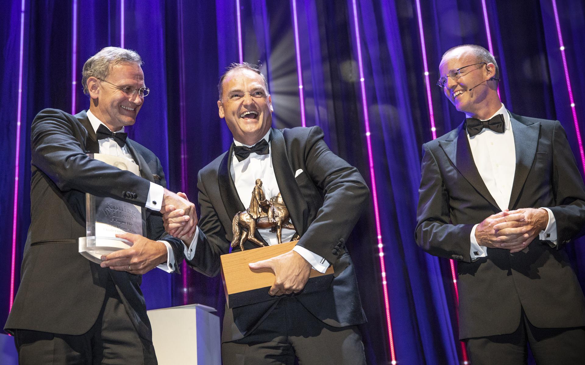 Biense Dijksta (midden) zichtbaar blij met zijn prijs. Links medeprijswinnaar John Engelsman van Eosta. Rechts Klaas Knot van de Nederlandsche Bank. FOTO APA/SJEF PRINS