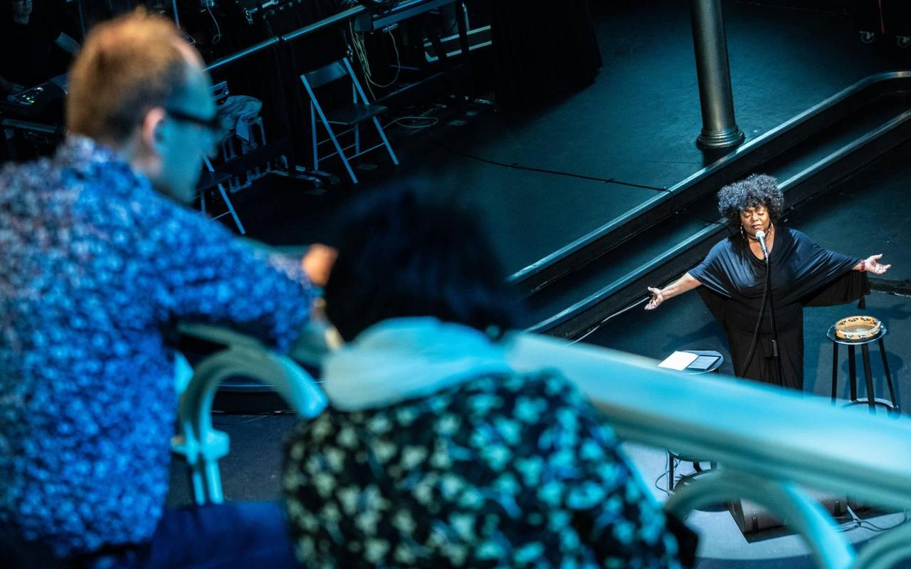 Michelle David treedt op in Paradiso afgelopen juli voor een publiek van 30 mensen. Michelle David treedt op in Paradiso afgelopen juli voor een publiek van 30 mensen.