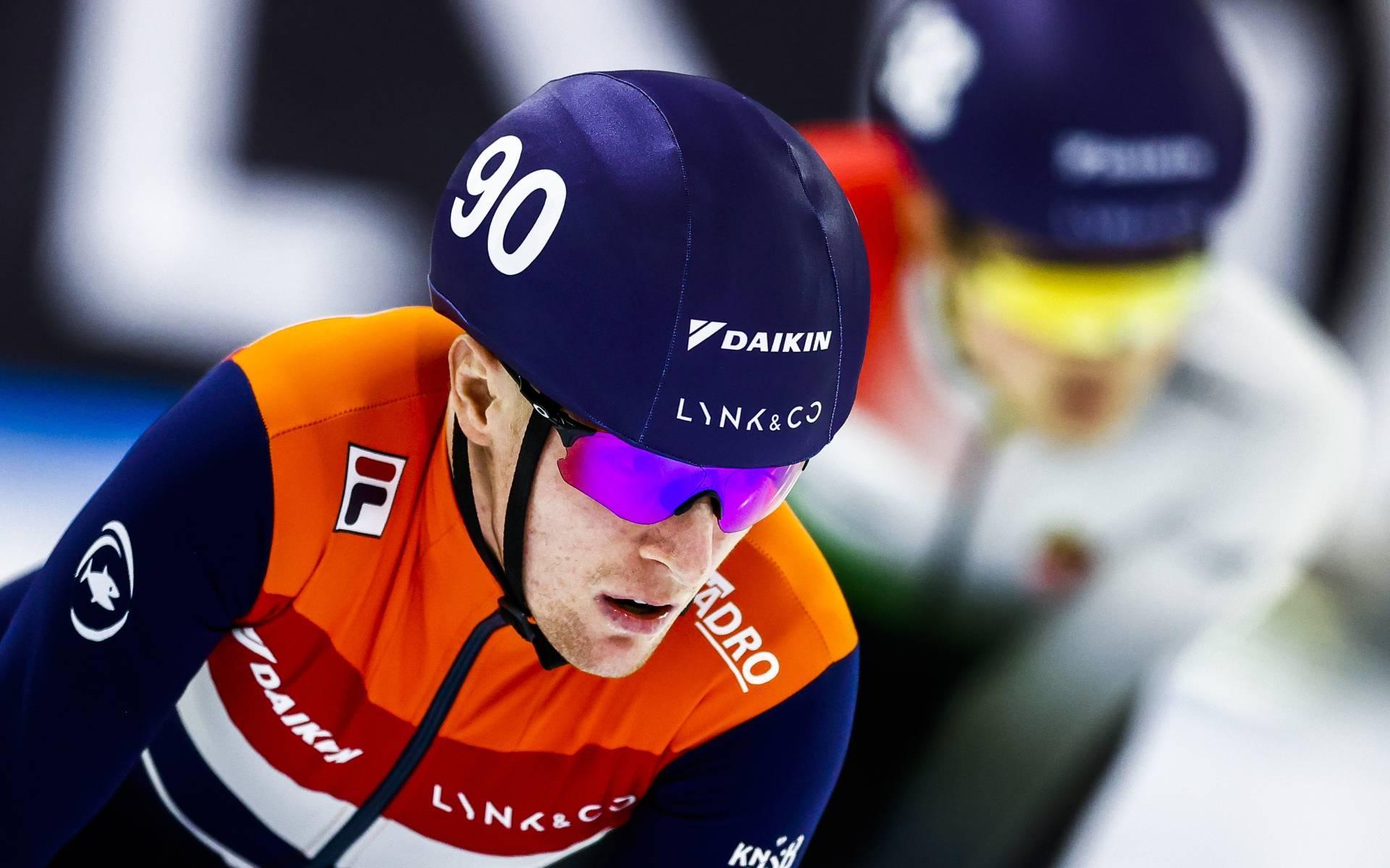 Shorttracker Sven Roes uit Gytsjerk stuitert vol plezier door olympisch Peking: ‘Wow, ik ben gewoon 