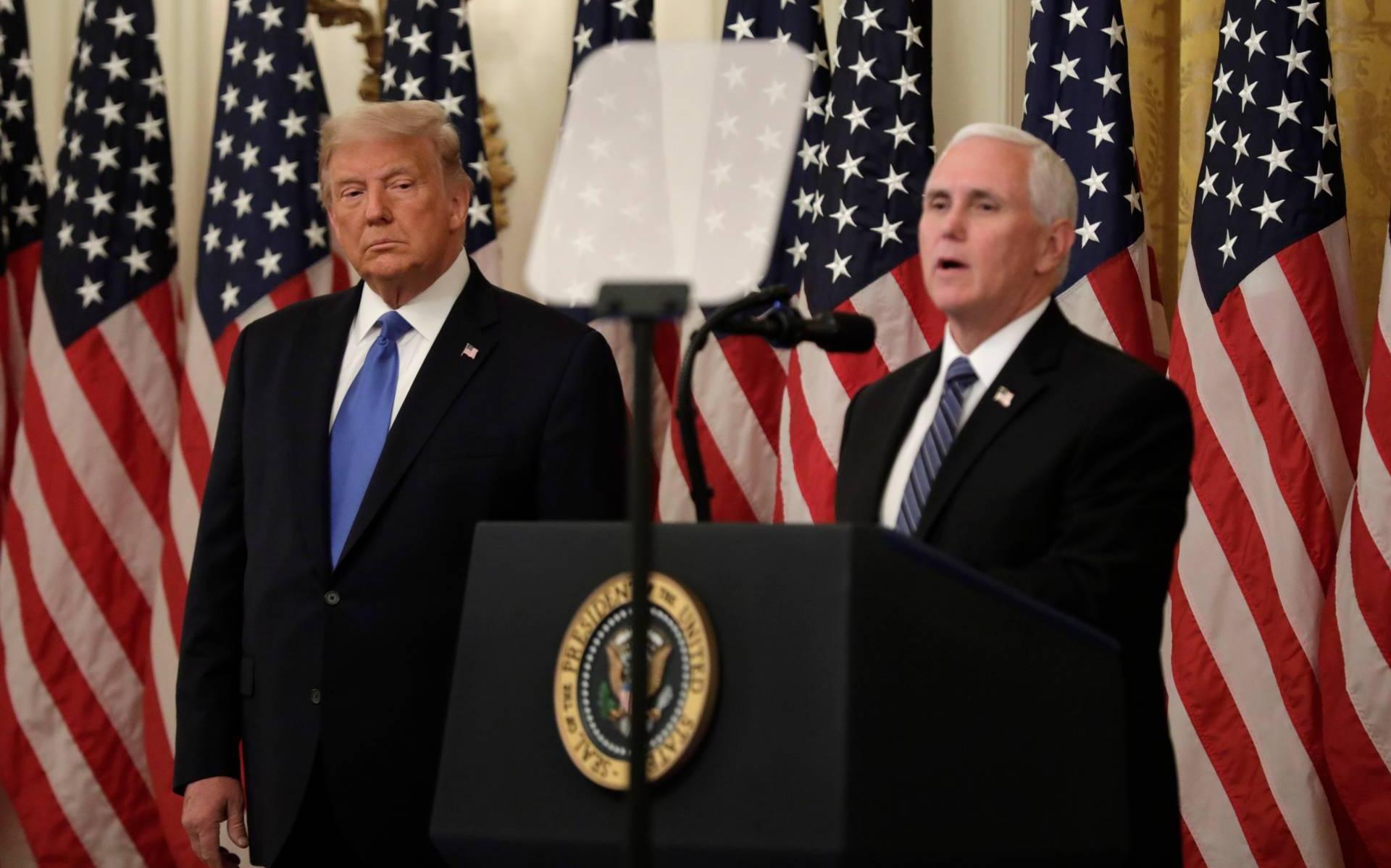 Vicepresident Pence bidt voor besmette Trump