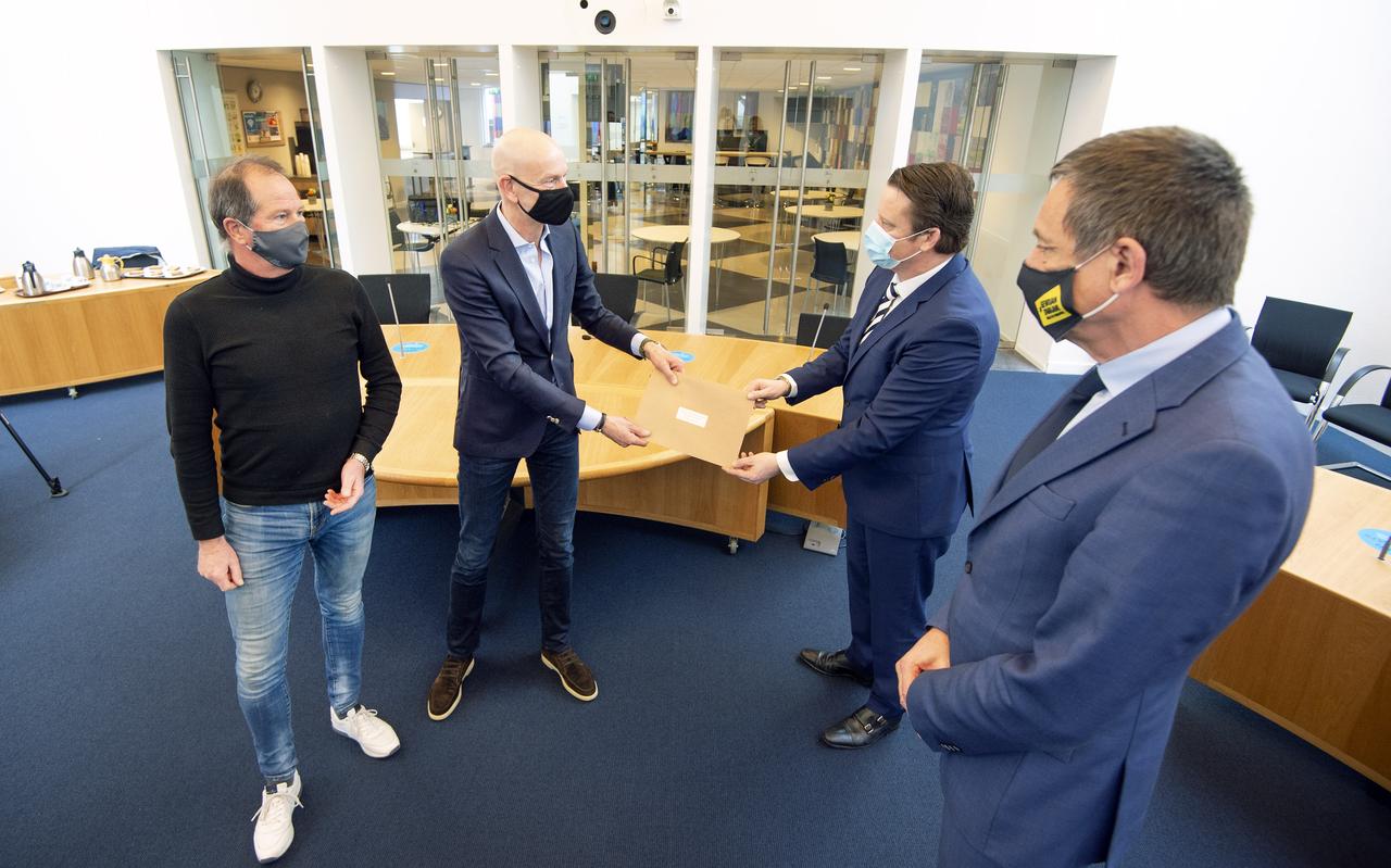 Ondernemers overhandigen een brandbrief aan de burgemeester in Dokkum. FOTO MARCEL VAN KAMMEN Ondernemers overhandigen een brandbrief aan de burgemeester in Dokkum. FOTO MARCEL VAN KAMMEN