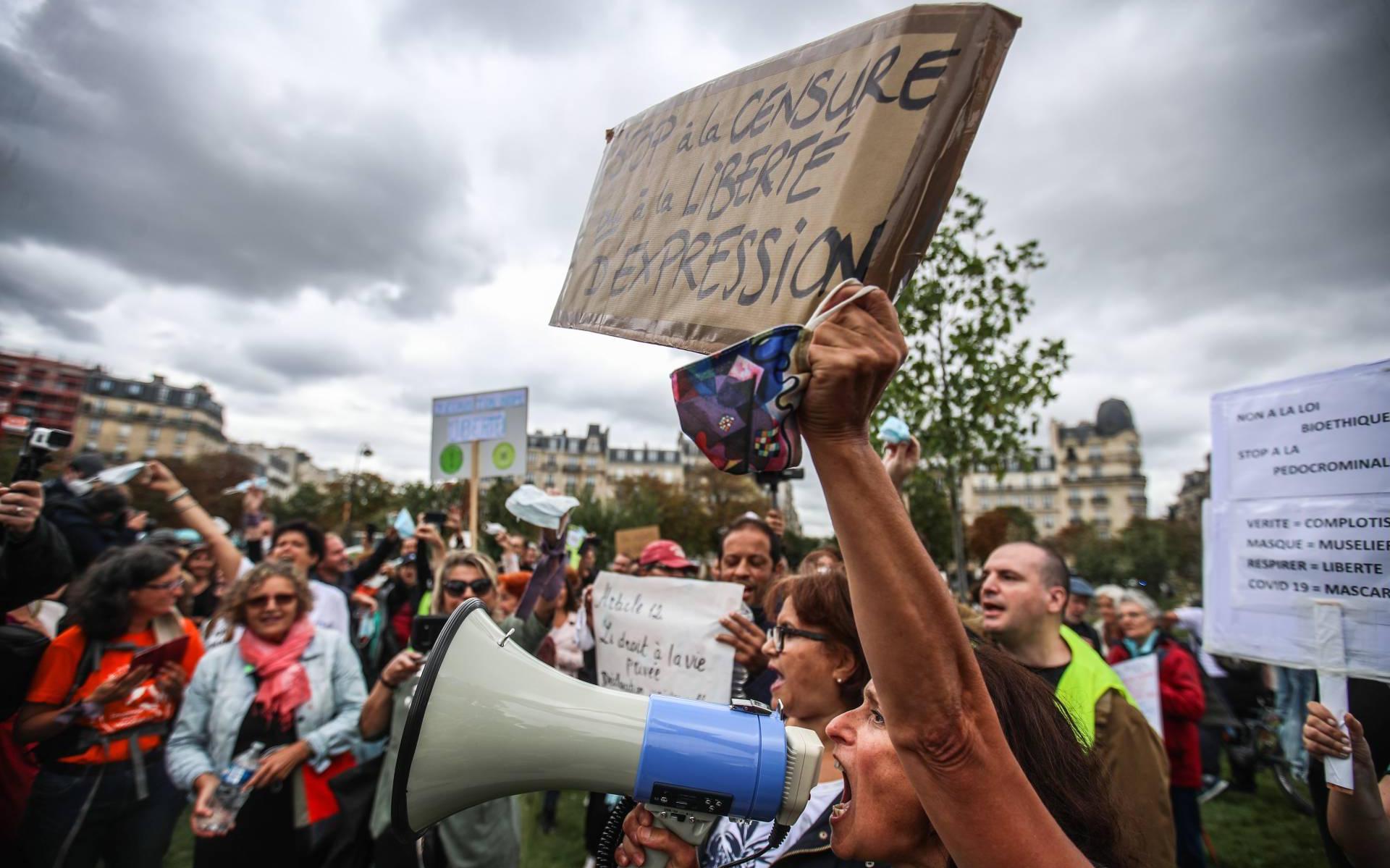 Enkele honderden demonstranten tegen mondkapjes in Parijs