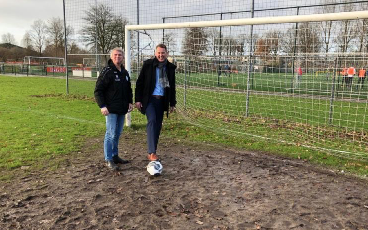 Voorzitter Gatze-Rommert van der Meer en jeugdvoorzitter Tom Paul Boersma (rechts) staan op het veld. FOTO LC Voorzitter Gatze-Rommert van der Meer en jeugdvoorzitter Tom Paul Boersma (rechts) staan op het veld. FOTO LC