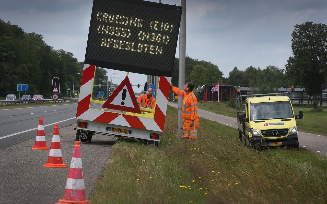 Traffic Service Nederland maakt een omleiding met enkele honderden borden vanwege werkzaamheden bij kruispunt E10 bij Tytsjerk. Op de foto projectleider Klaas de Vegt (links) en Merijn Hoekstra (rechts). Traffic Service Nederland maakt een omleiding met enkele honderden borden vanwege werkzaamheden bij kruispunt E10 bij Tytsjerk. Op de foto projectleider Klaas de Vegt (links) en Merijn Hoekstra (rechts).