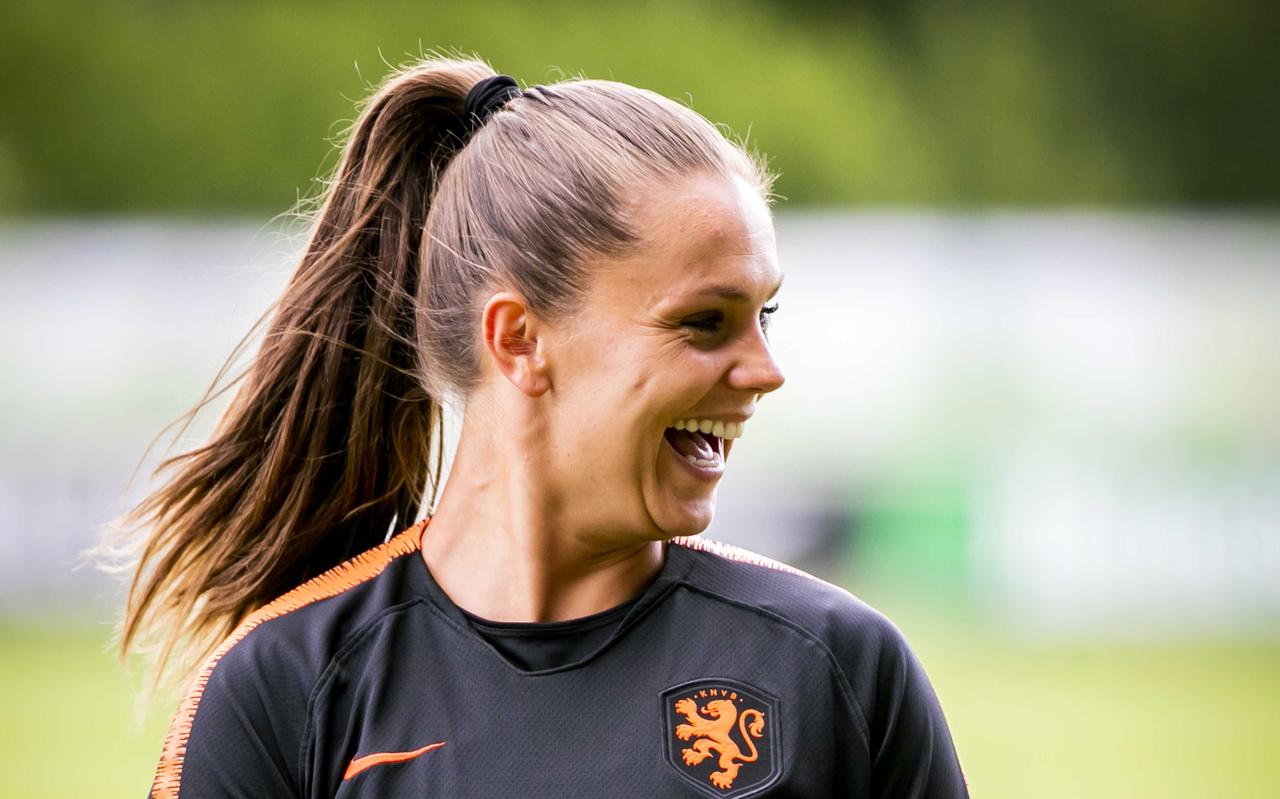 Lieke Martens heeft plezier, dinsdag tijdens de training van de Oranje-vrouwen in Zeist, in aanloop naar het WK in Frankrijk. FOTO ANP/REMKO DE WAAL Lieke Martens heeft plezier, dinsdag tijdens de training van de Oranje-vrouwen in Zeist, in aanloop naar het WK in Frankrijk. FOTO ANP/REMKO DE WAAL