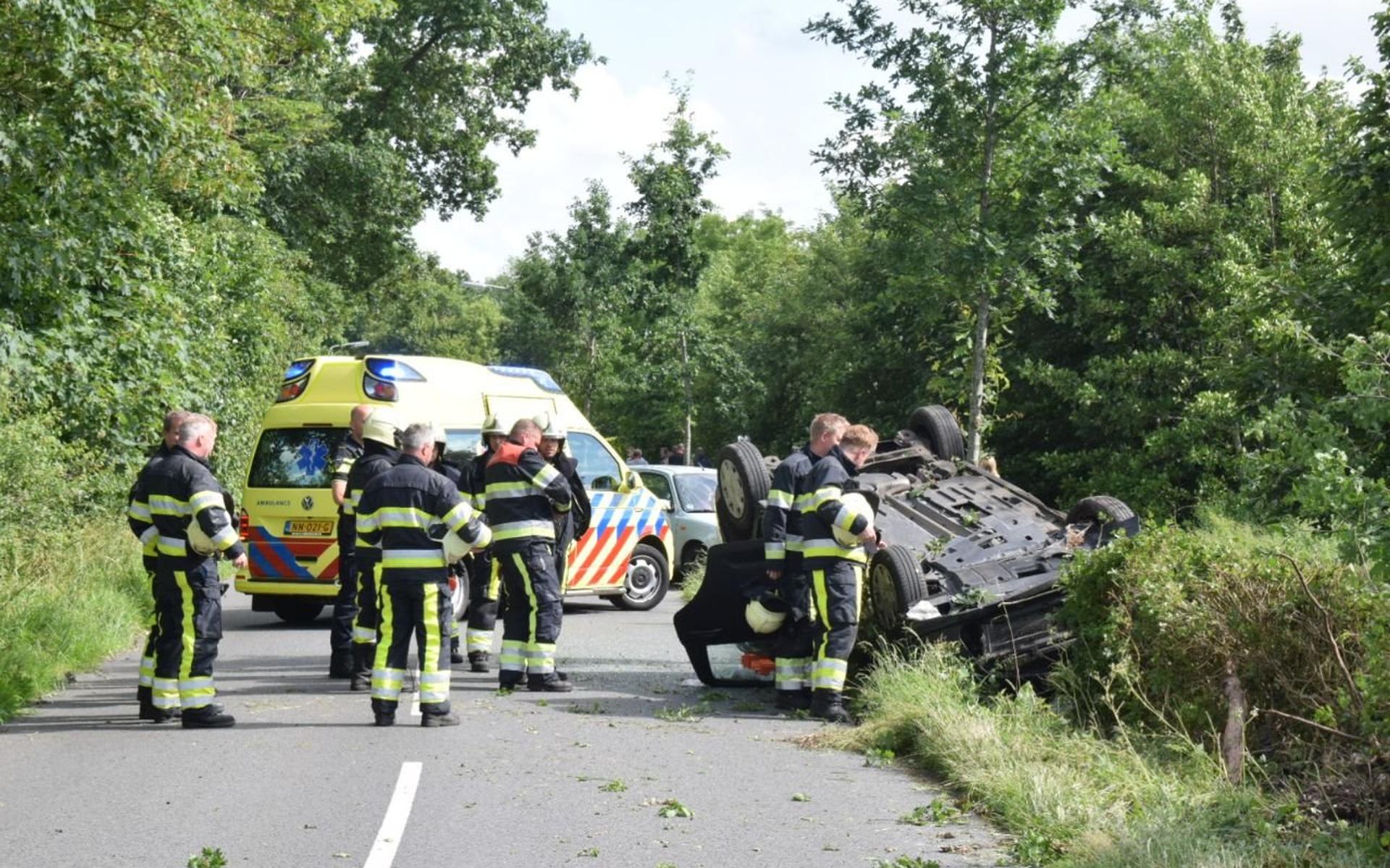 Auto over de kop bij Jistrum na botsing tegen boom - Leeuwarder Courant