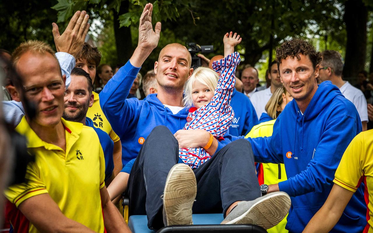 Maarten van der Weijden met zijn dochtertje vlak voor de huldiging op het Oldehoofsterkerkhof in Leeuwarden. FOTO ANP/REMKO DE WAAL Maarten van der Weijden met zijn dochtertje vlak voor de huldiging op het Oldehoofsterkerkhof in Leeuwarden. FOTO ANP/REMKO DE WAAL