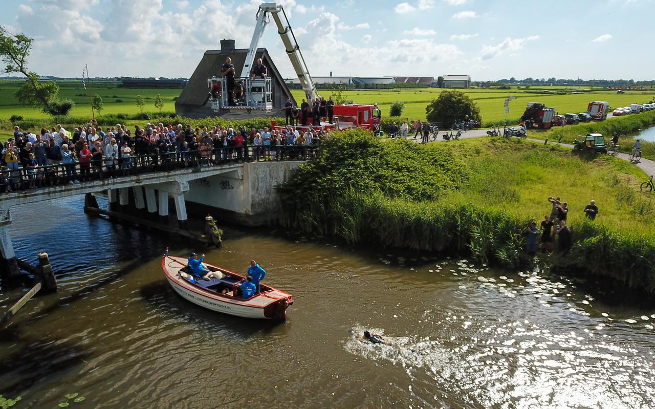 Maarten van der Weijden zwemt in de Swette. FOTO LC/ARODI BUITENWERF