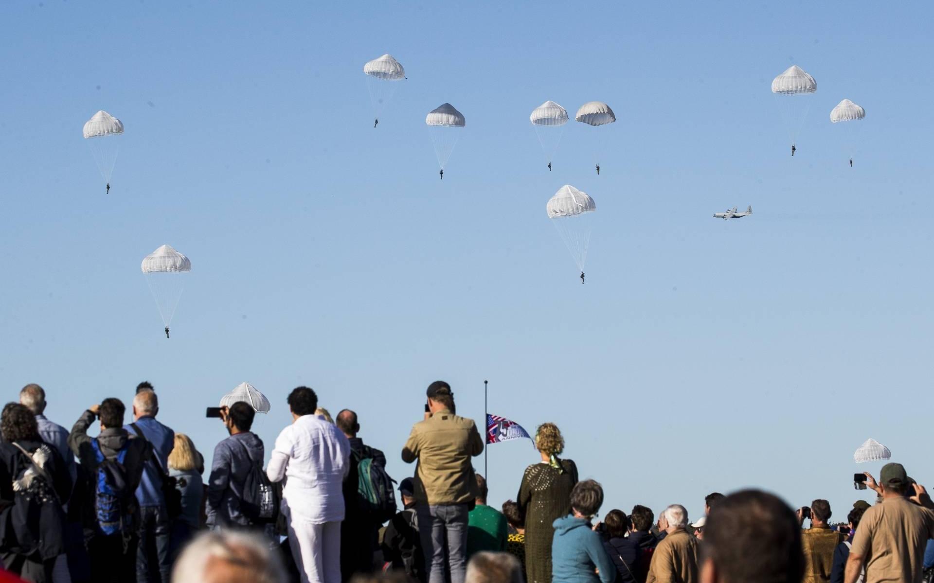 Oorlogsvliegtuig, parachutisten en nagespeelde oorlogsscènes: vijf vragen over de Wapendropping Wand