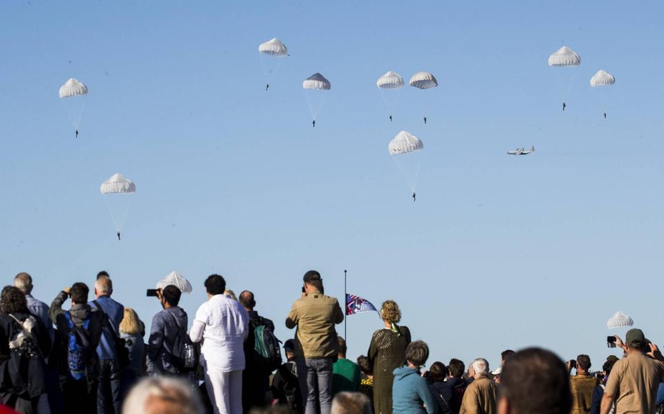 De parachutesprongen worden gedaan door mensen die ook meedoen aan de (nagespeelde) luchtlandingen op de Ginkelse Heide, bij de herdenking van de Slag om Arnhem