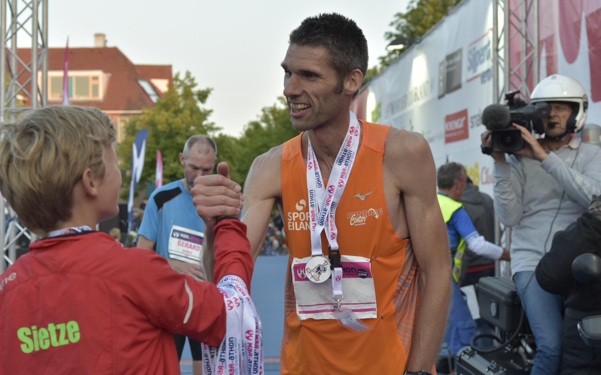 Erik Negerman en Hinke Schokker ongenaakbaar in marathon Sneek - Leeuwarder Courant