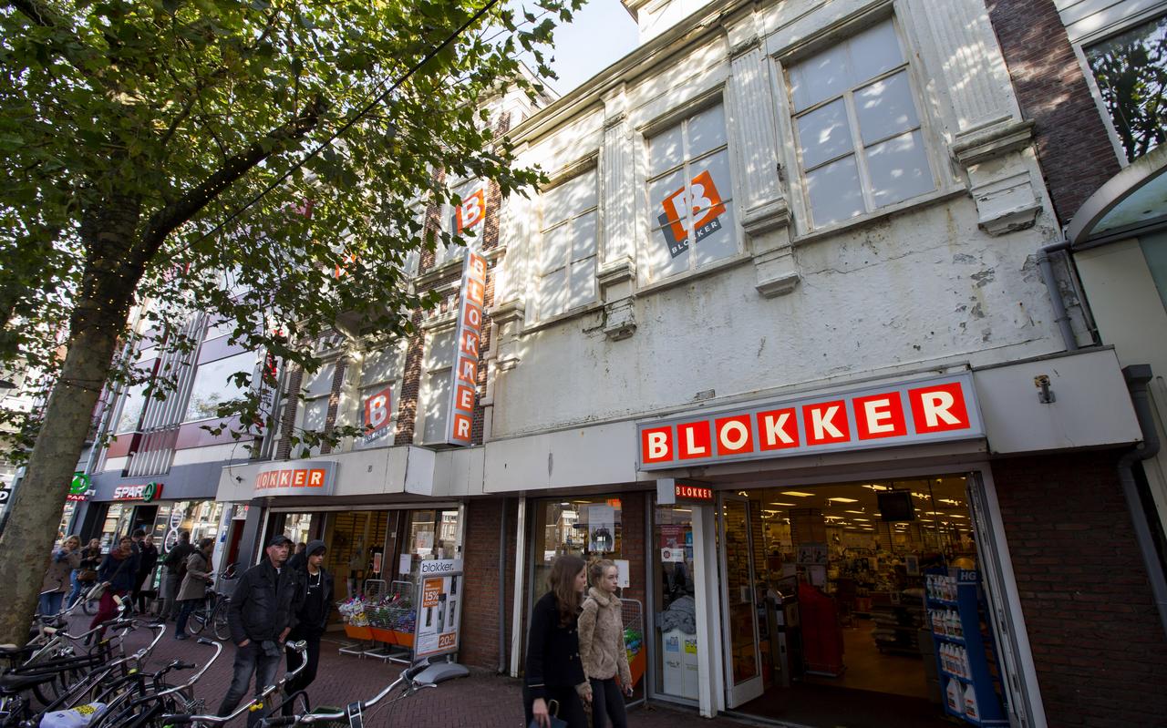 Veel eigenaren verwaarlozen het onderhoud van de verdiepingen en achterzijdes bij Leeuwarder winkelpanden. De Blokker op de Wirdumerdijk is hiervan een in het oog springend voorbeeld. FOTO HOGE NOORDEN/JAAP SCHAAF Veel eigenaren verwaarlozen het onderhoud van de verdiepingen en achterzijdes bij Leeuwarder winkelpanden. De Blokker op de Wirdumerdijk is hiervan een in het oog springend voorbeeld. FOTO HOGE NOORDEN/JAAP SCHAAF