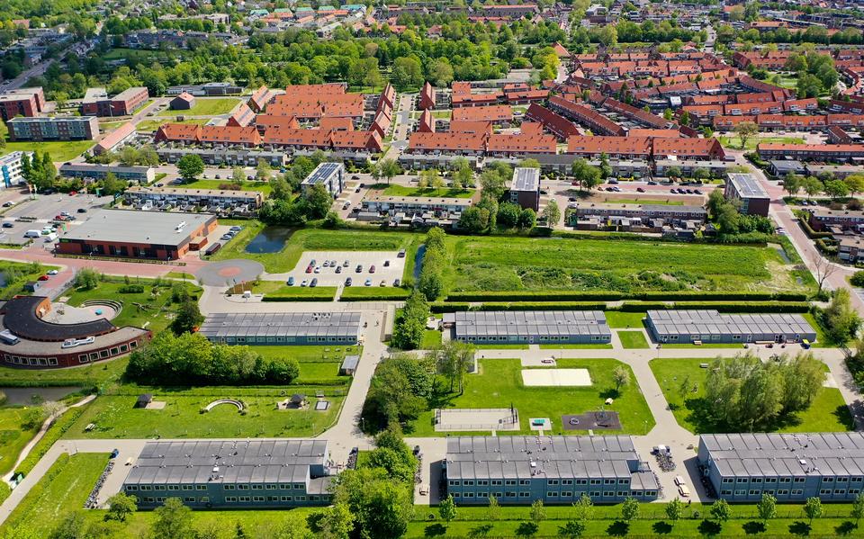 Het AZC in Sneek. FOTO ARODI BUITENWERF