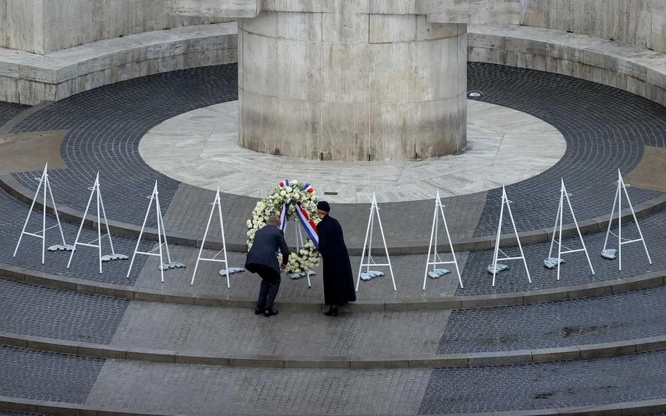 Koning Willem-Alexander en koningin Maxima leggen een krans tijdens de Nationale Dodenherdenking op de Dam.