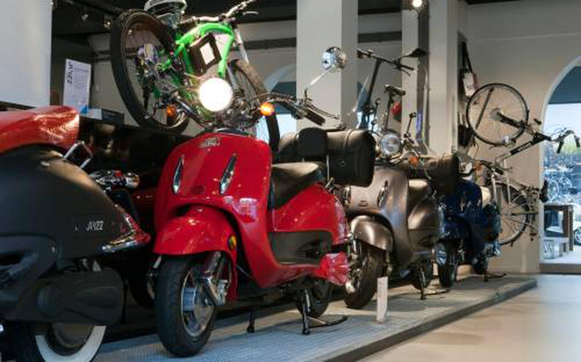 Verkoop elektrische scooters in de lift -