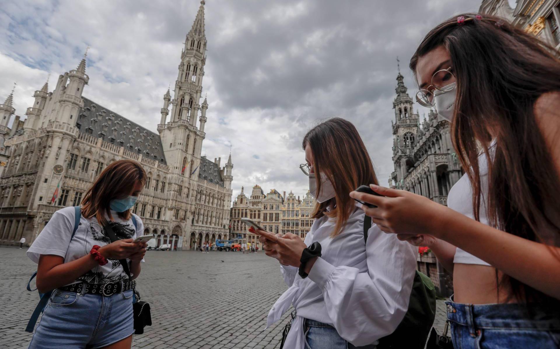 Aantal nieuwe coronabesmettingen in België blijft dalen