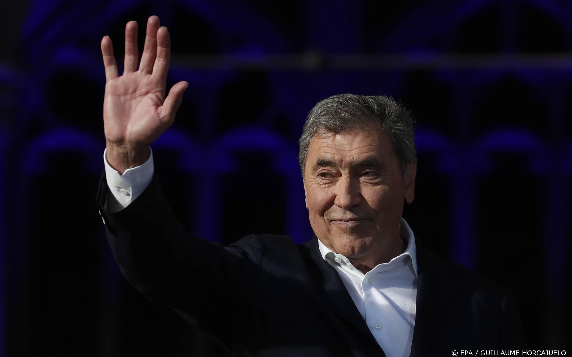 Merckx verloot regenboogshirt voor inzamelingsactie kleindochter - Leeuwarder Courant