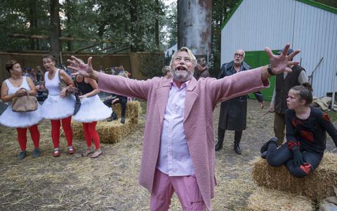 Hendrik Mulder als Napoleon, tijdens een repetitie van Animal Farm.