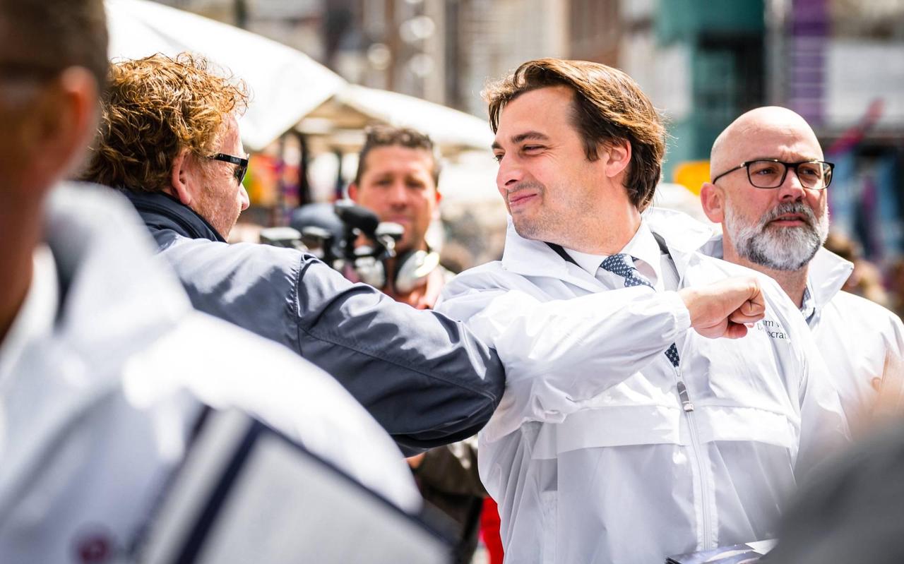 Thierry Baudet flirt met ‘Forumland’, een land met louter volgelingen van Forum voor Democratie. Thierry Baudet flirt met ‘Forumland’, een land met louter volgelingen van Forum voor Democratie.