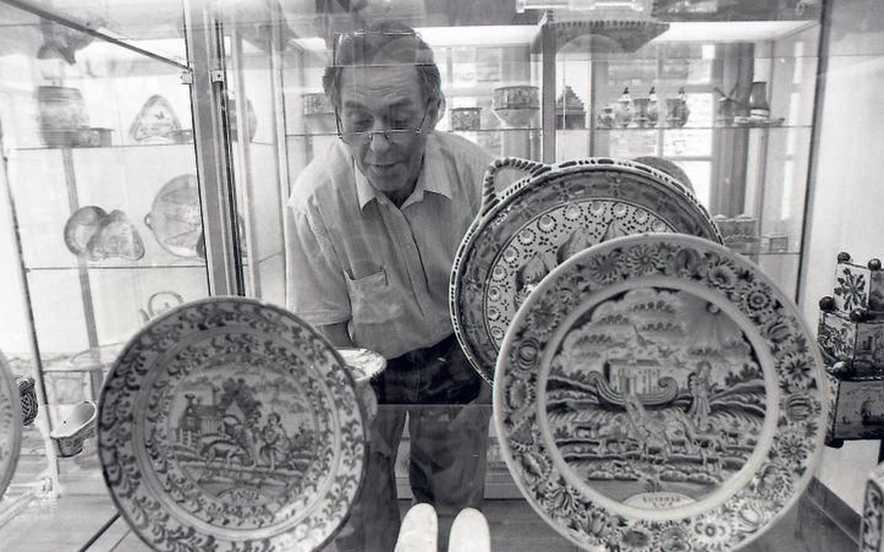 Minze van den Akker in zijn aardewerkmuseum in 1992, dat hij toen net in zijn woning aan de Zoutsloot in Harlingen had ingericht. FOTO LC
