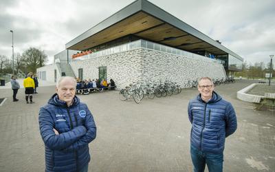 Dirk van der Woude (links) en Jaap van Bruggen van FC Burgum op het nieuwe sportcomplex.  FOTO MARCEL VAN KAMMEN