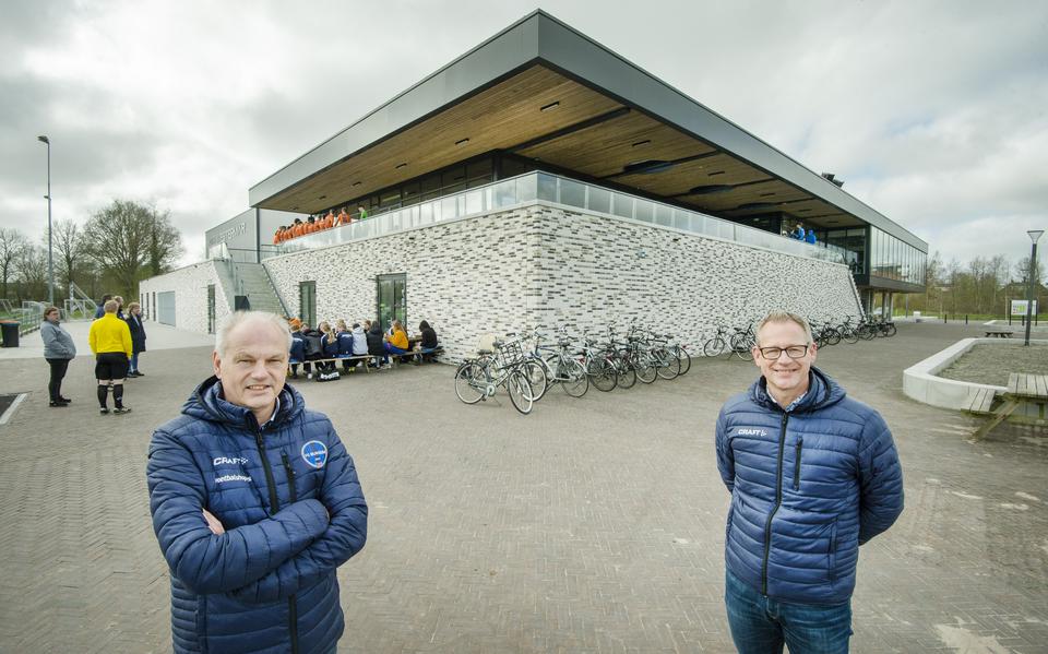Dirk van der Woude (links) en Jaap van Bruggen van FC Burgum op het nieuwe sportcomplex.  FOTO MARCEL VAN KAMMEN