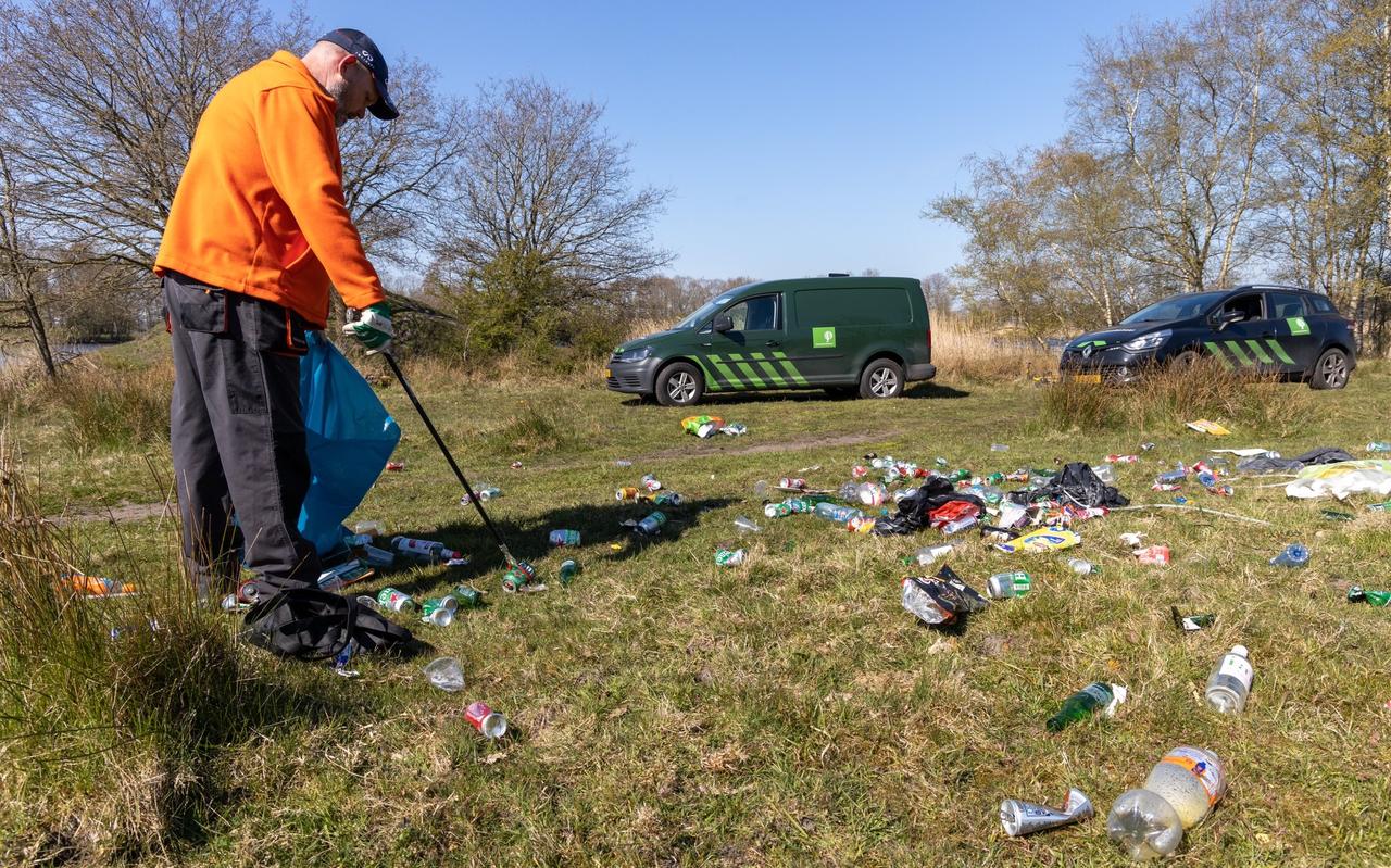 De rotzooi die de groep achterliet, wordt opgeruimd. FOTO JARING RISPENS De rotzooi die de groep achterliet, wordt opgeruimd. FOTO JARING RISPENS