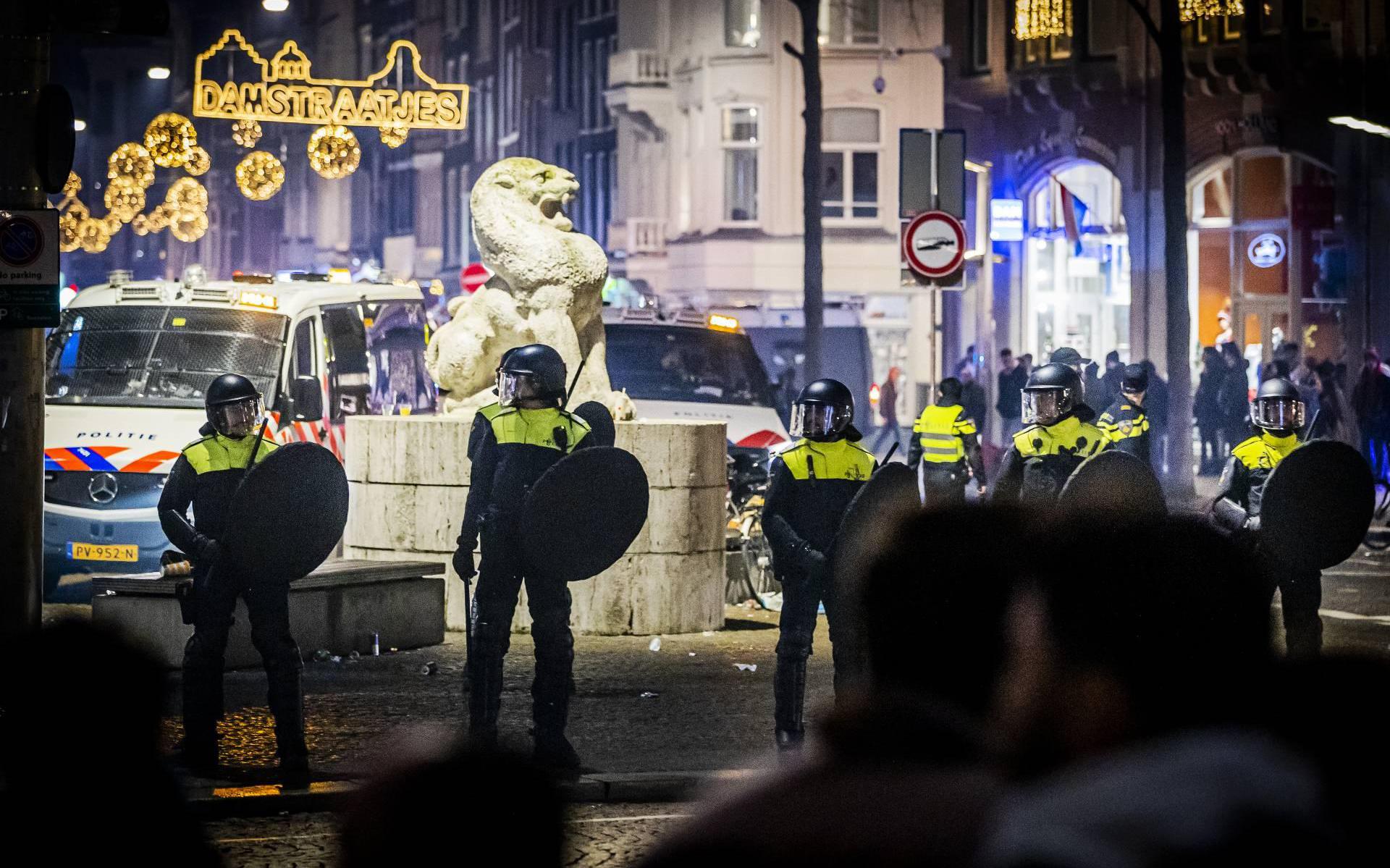 Politie Arresteert 27 Mensen Rond Oud En Nieuw In Amsterdam ...