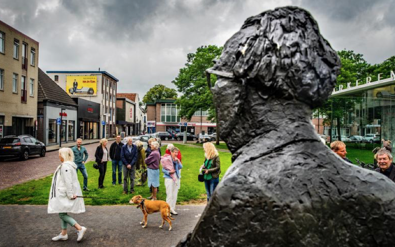 Het beeld van Fedde Schurer op de nieuwe plek aan de Kerkstraat. FOTO NIELS DE VRIES Het beeld van Fedde Schurer op de nieuwe plek aan de Kerkstraat. FOTO NIELS DE VRIES