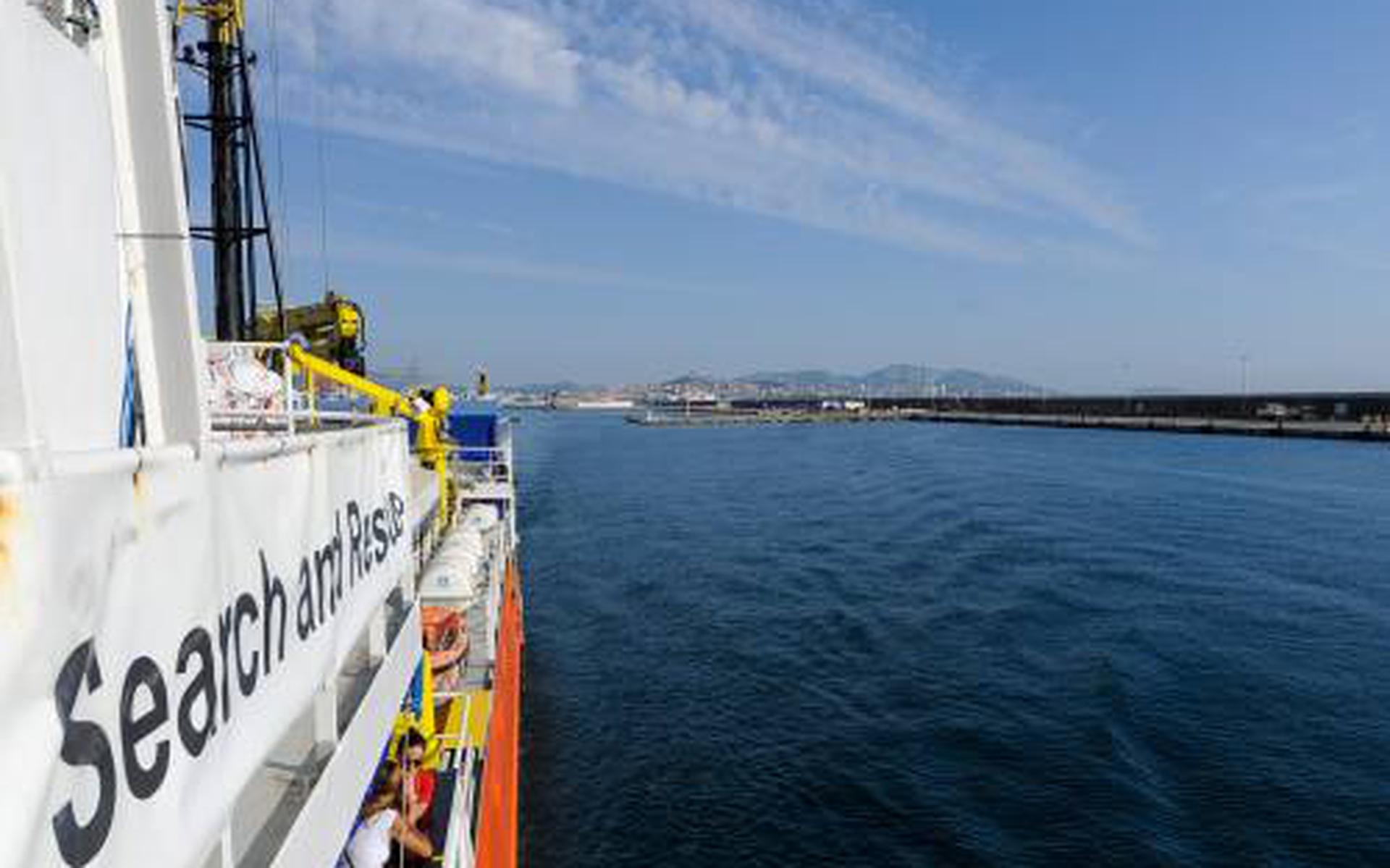 Aquarius haalt 141 migranten uit zee