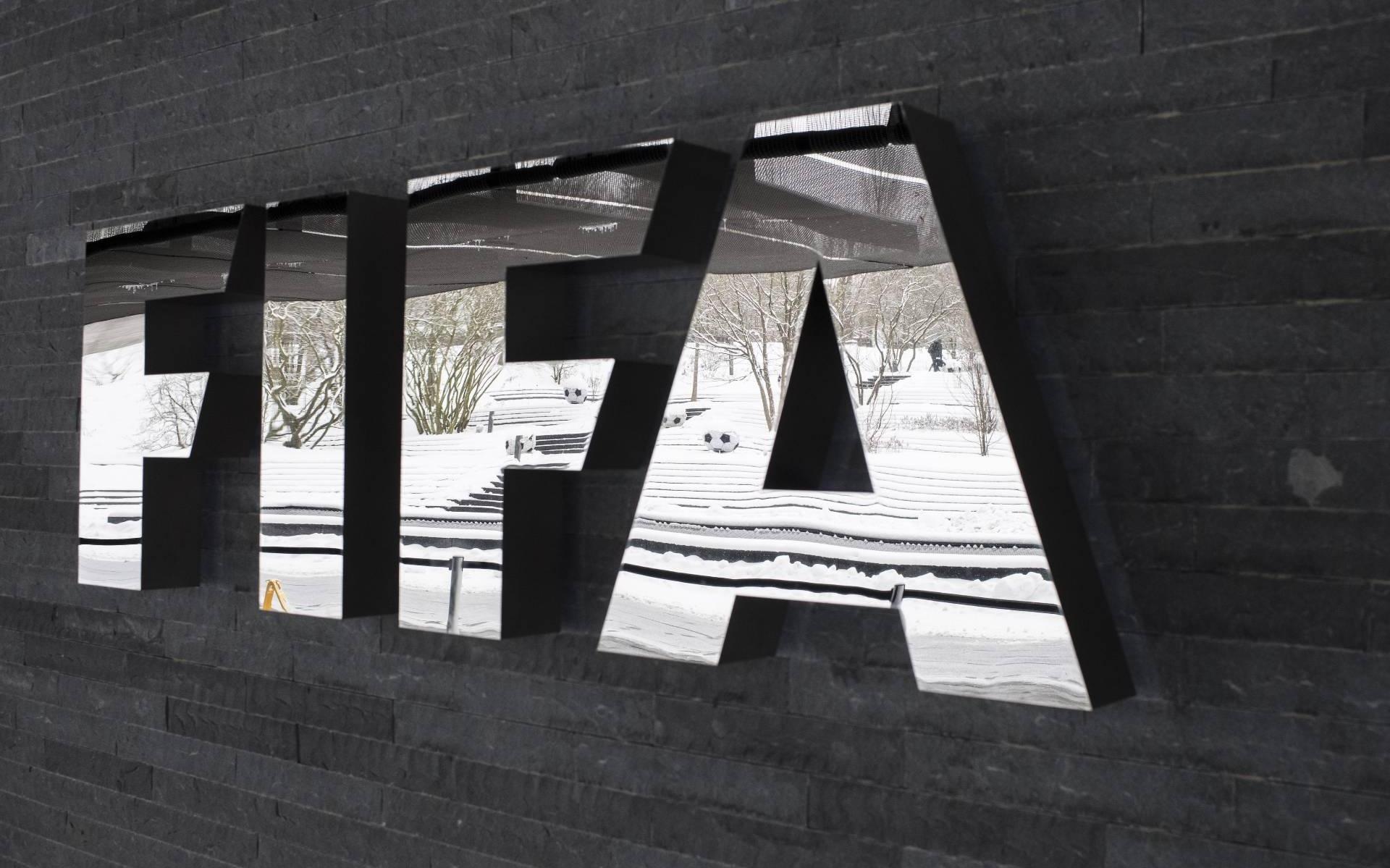 FIFA schorst oud-arbiter levenslang voor seksuele intimidatie - Leeuwarder Courant