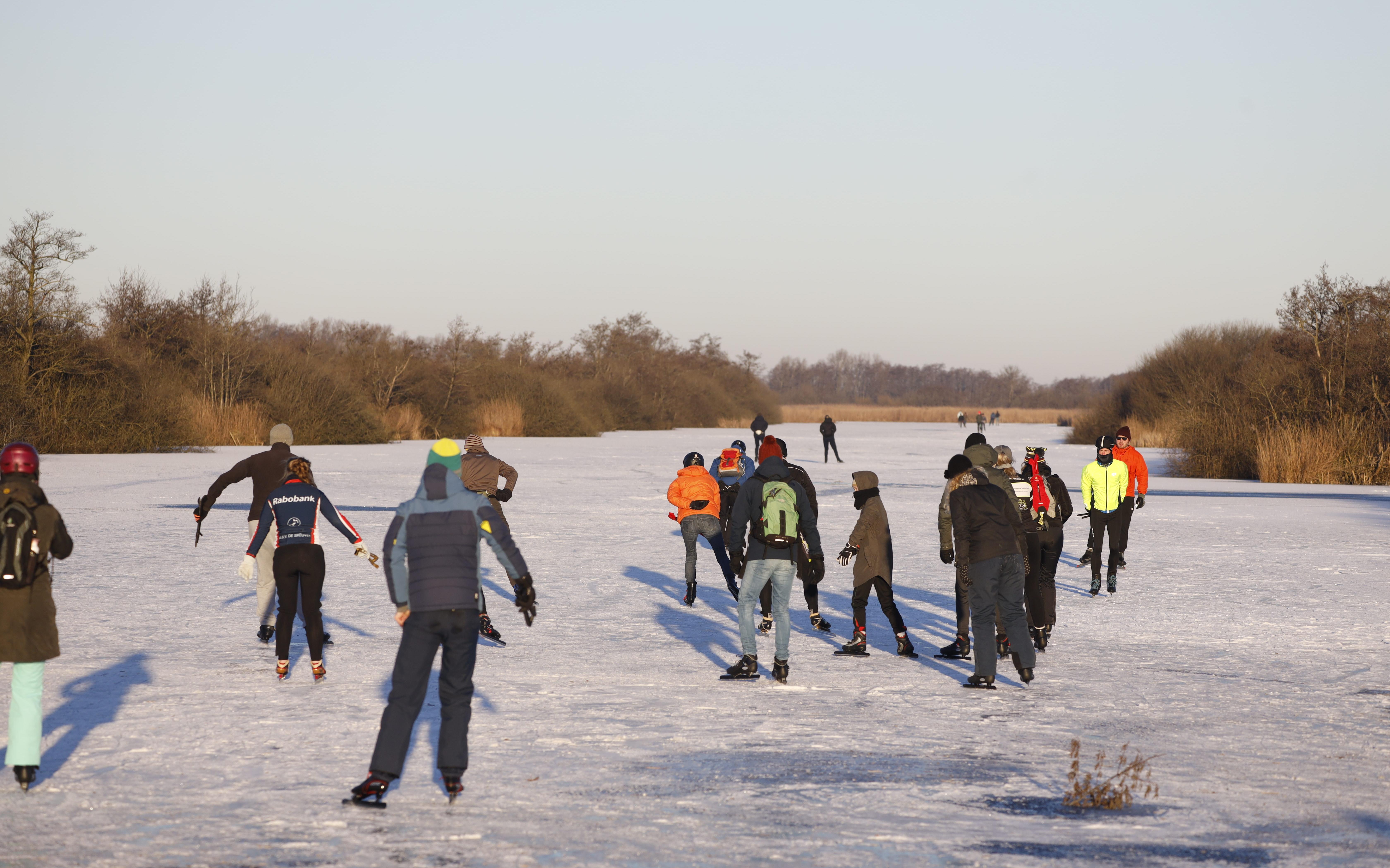 Parkeerverbod en afgesloten wegen in verschillende gemeentes wegens schaatsdrukte - Leeuwarder Coura