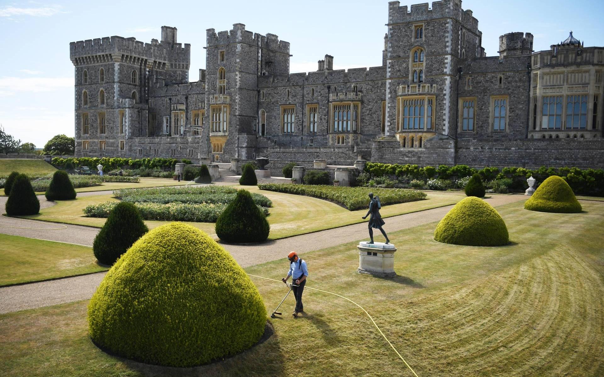 Nederlandse klokkenspecialist druk met klokken Windsor Castle