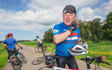 Amerikaans ambassadeur Pete Hoekstra op de fiets door Friesland.