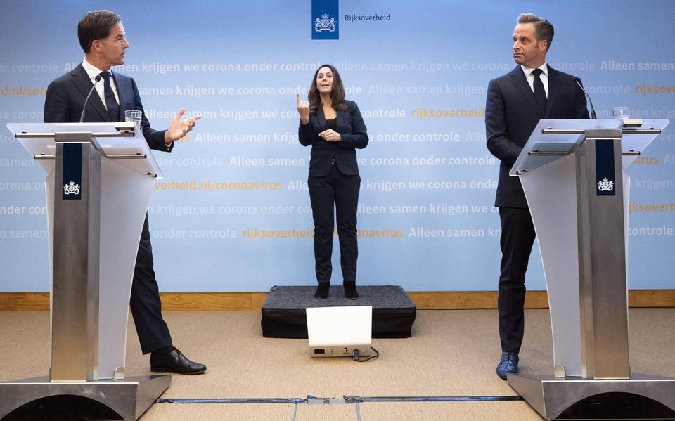 Premier Mark Rutte, gebarentolk Irma Sluis en gezondheidsminister Hugo de Jonge beantwoorden vragen over corona.