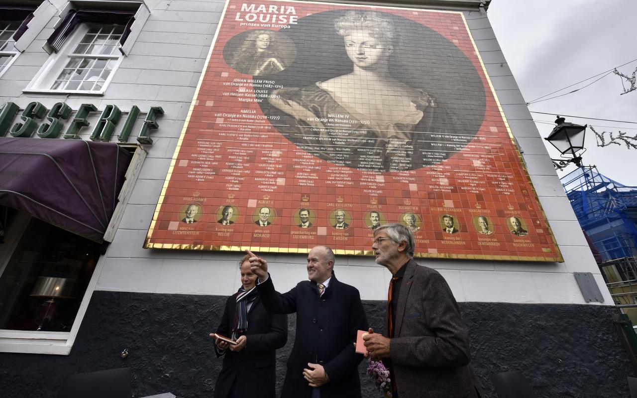 Commissaris van de Koning Arno Brok onthult nieuw tegeltableau Maria Louise. Commissaris van de Koning Arno Brok onthult nieuw tegeltableau Maria Louise.
