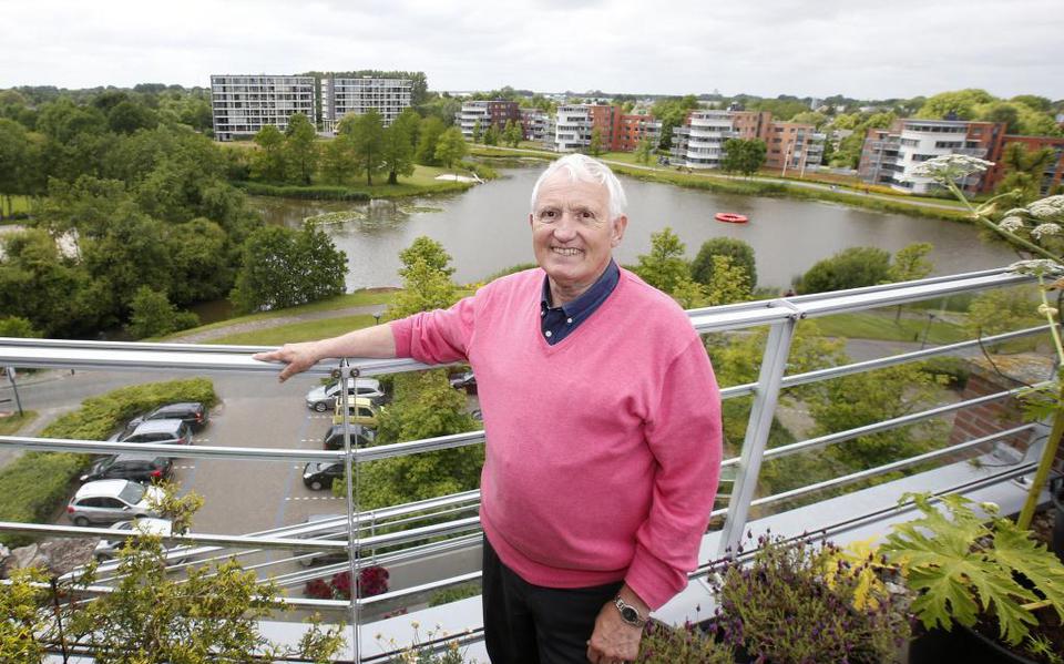 Dirk Roelfsema (1939-2023) in 2014 op het balkon van zijn appartement in Drachten.