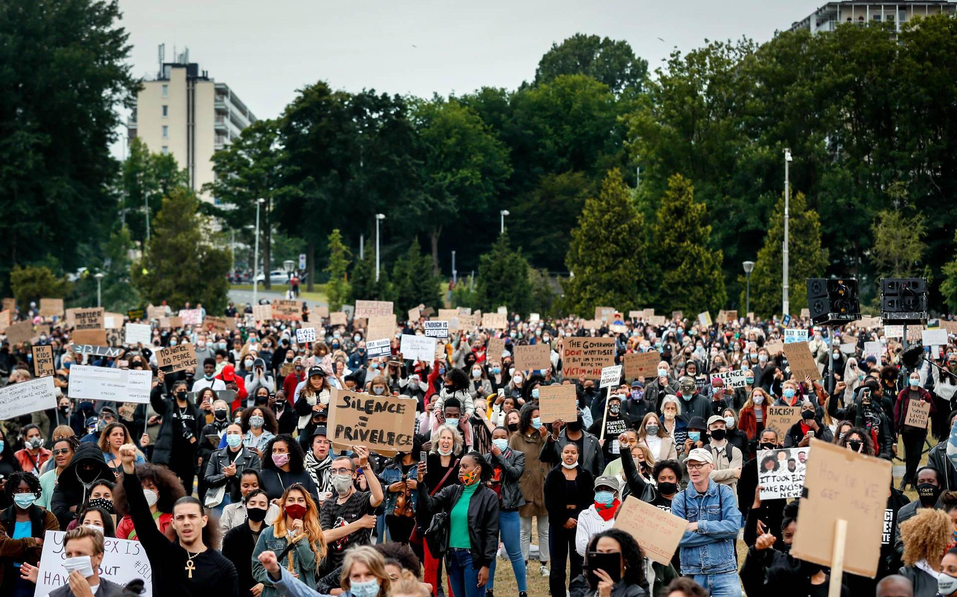 Duizenden demonstreren tegen racisme in Amsterdam