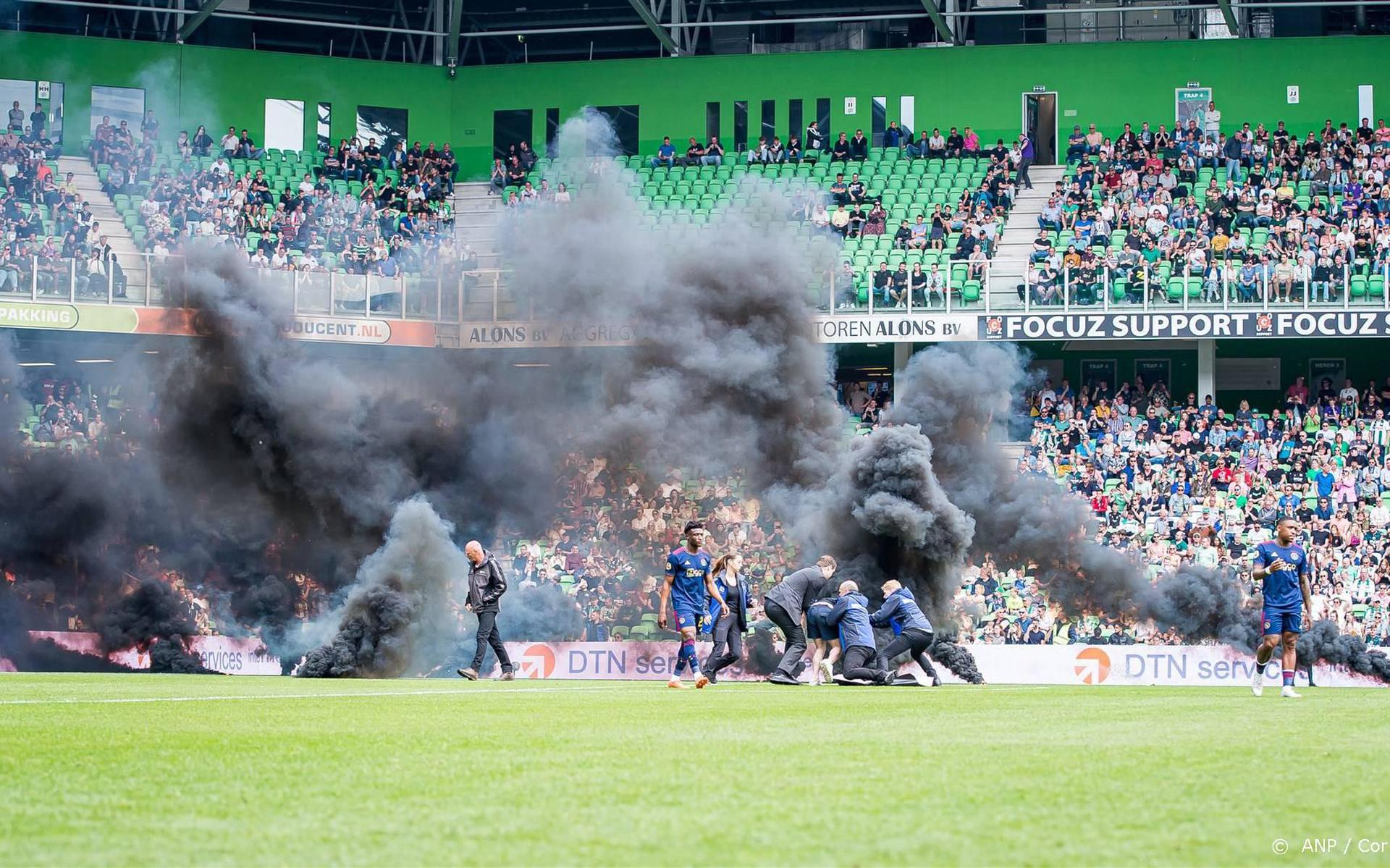 Rookbommen op het veld bij FC Groningen tegen Ajax.