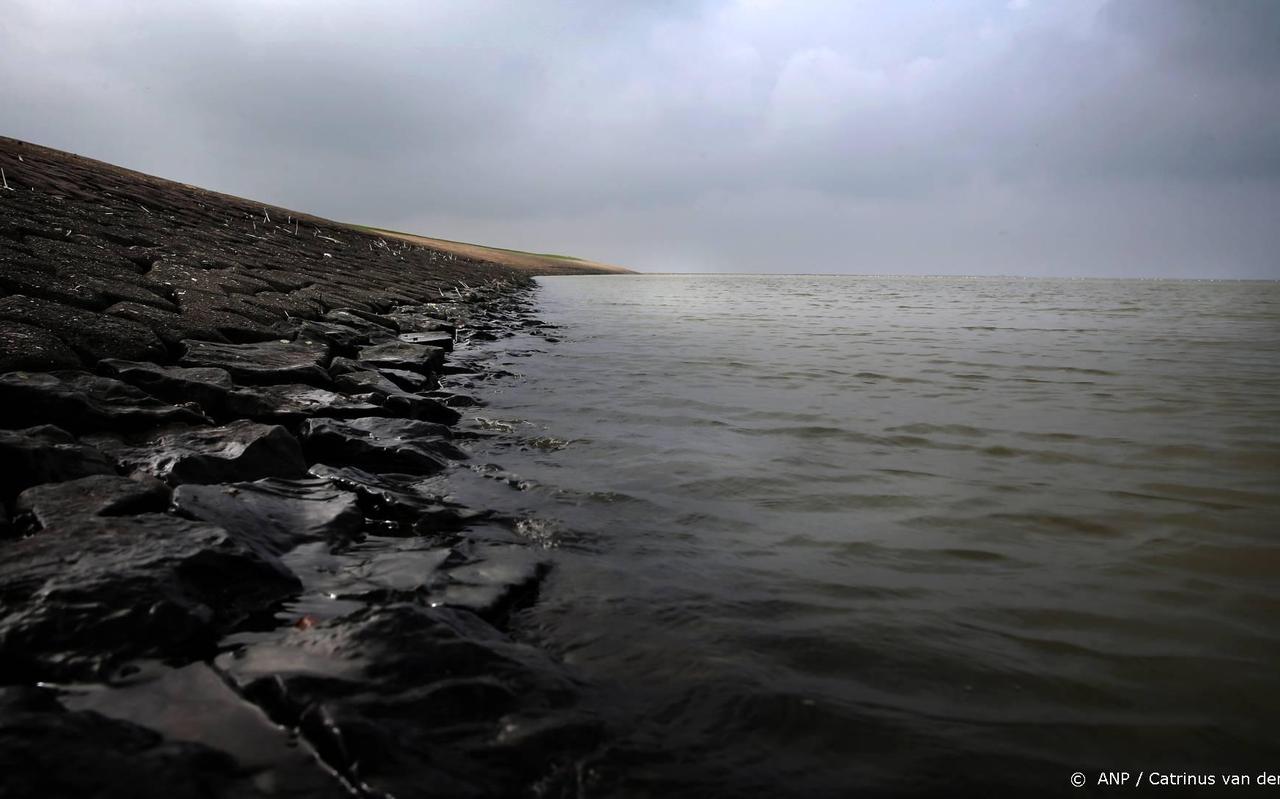 NAM-directeur Atema suggereert dat de Waddenvereniging, Milieudefensie en hun sympathisanten mogelijk slecht geïnformeerd zijn. NAM-directeur Atema suggereert dat de Waddenvereniging, Milieudefensie en hun sympathisanten mogelijk slecht geïnformeerd zijn.