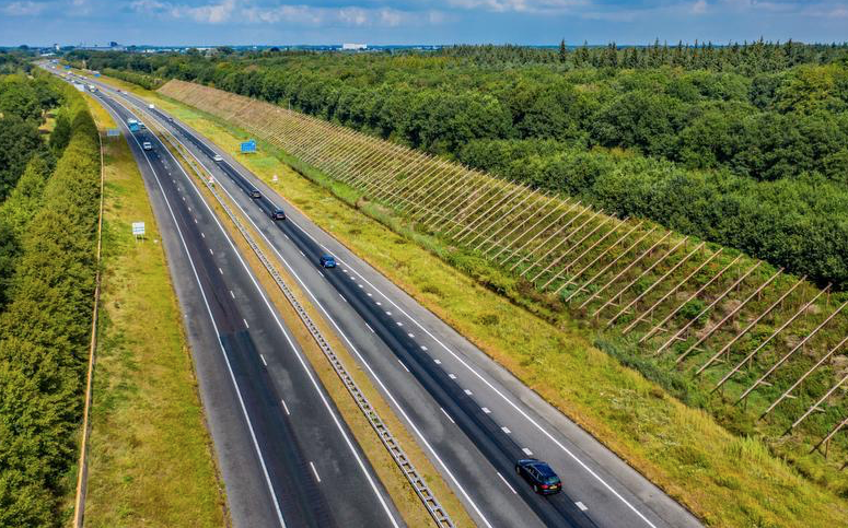 Waarom de zonnewal langs de A32 door een internationale rechtszaak vertraging oploopt - Leeuwarder C