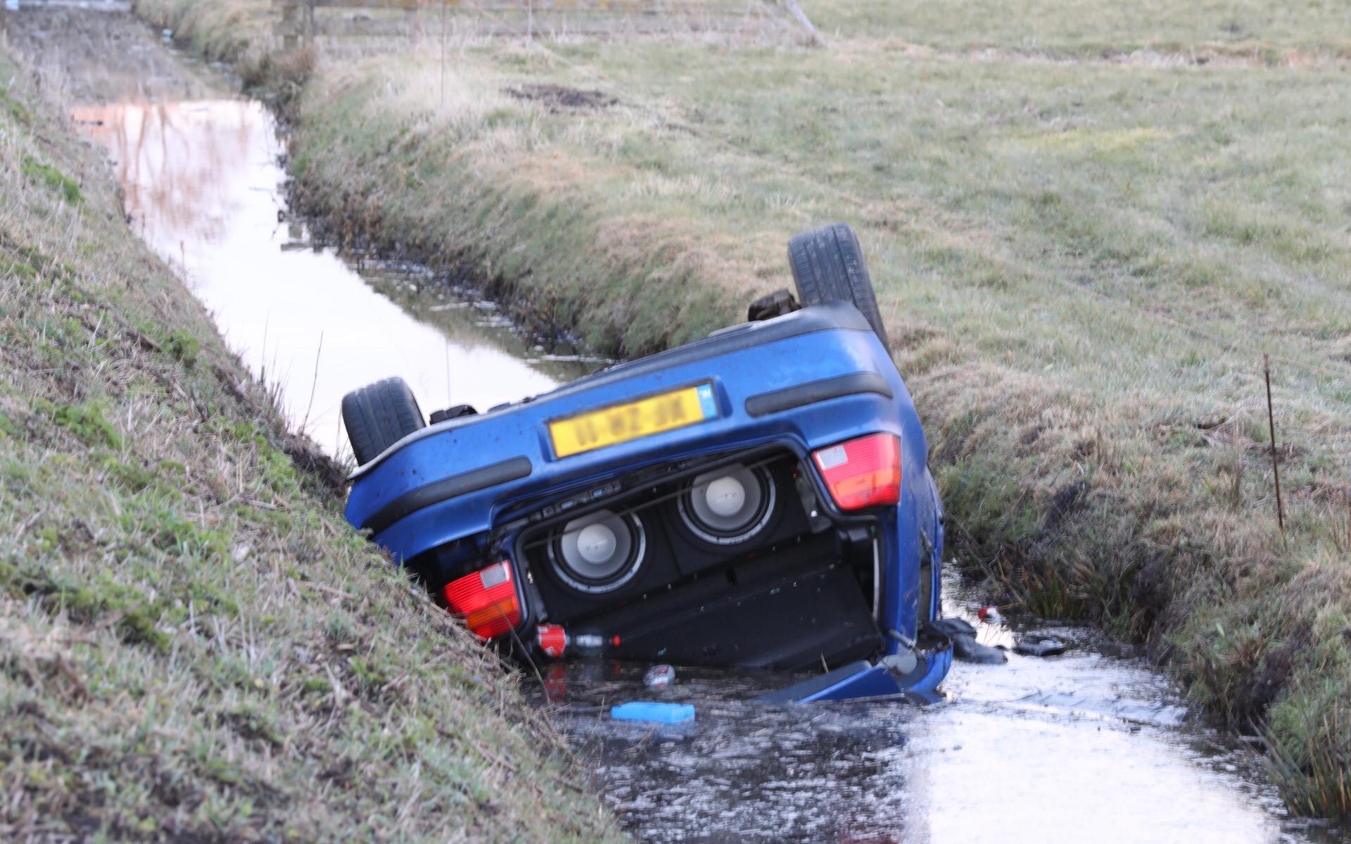 Auto Belandt Op De Kop In Sloot In Oosterzee - Leeuwarder Courant