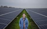 Portret Magdalena Benedictus, secretaresse van energiecooperatie Garyp. Liefst bij het plaatselijke zonnepark. FOTO MARCEL VAN KAMMEN