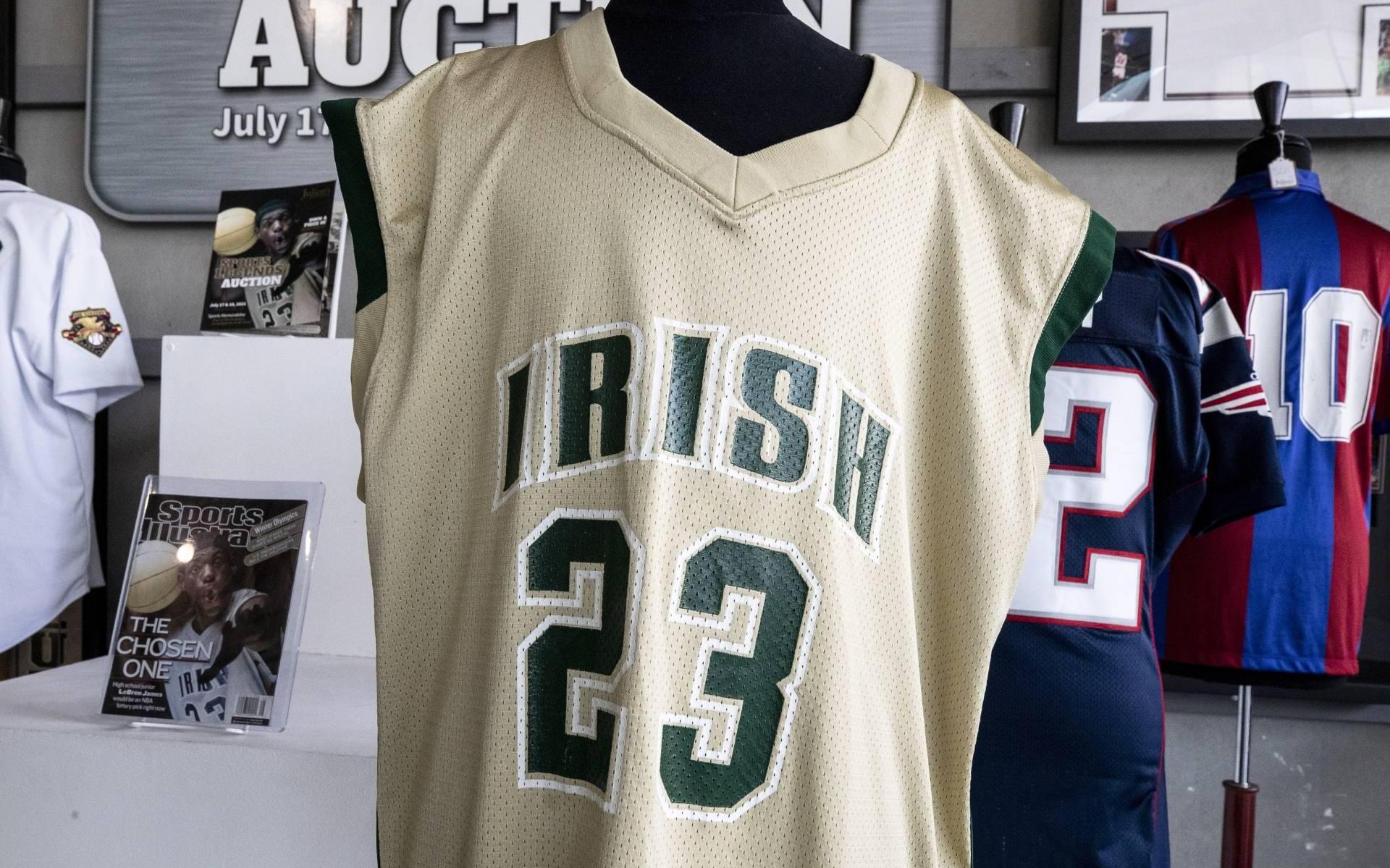 Shirt van basketballer LeBron James levert 512.000 dollar op - Leeuwarder Courant