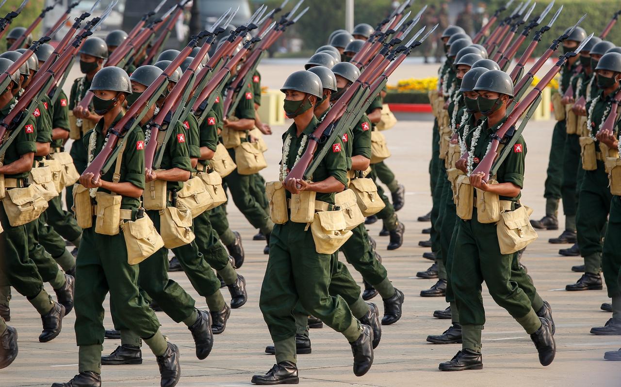 Het leger van Myanmar tijdens een parade die op 27 maart door de militaire leiders werd gehouden in hoofdstad Naypyidaw om de kracht van de krijgsmacht te benadrukken. Het leger van Myanmar tijdens een parade die op 27 maart door de militaire leiders werd gehouden in hoofdstad Naypyidaw om de kracht van de krijgsmacht te benadrukken.