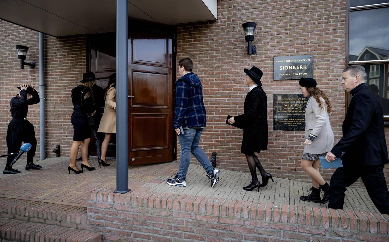 Tientallen mensen naar volledig geopende kerken Urk en Krimpen Tientallen mensen naar volledig geopende kerken Urk en Krimpen