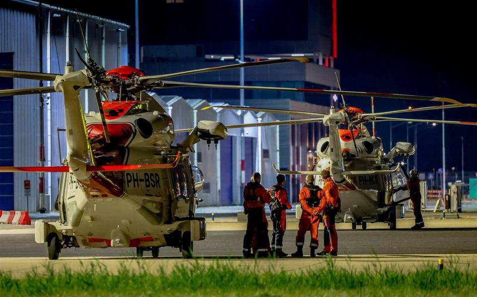 Twee helikopters van de kustwacht die bij de reddingsoperatie op het schip Fremantle Highway zijn betrokken, op Rotterdam The Hague Airport.